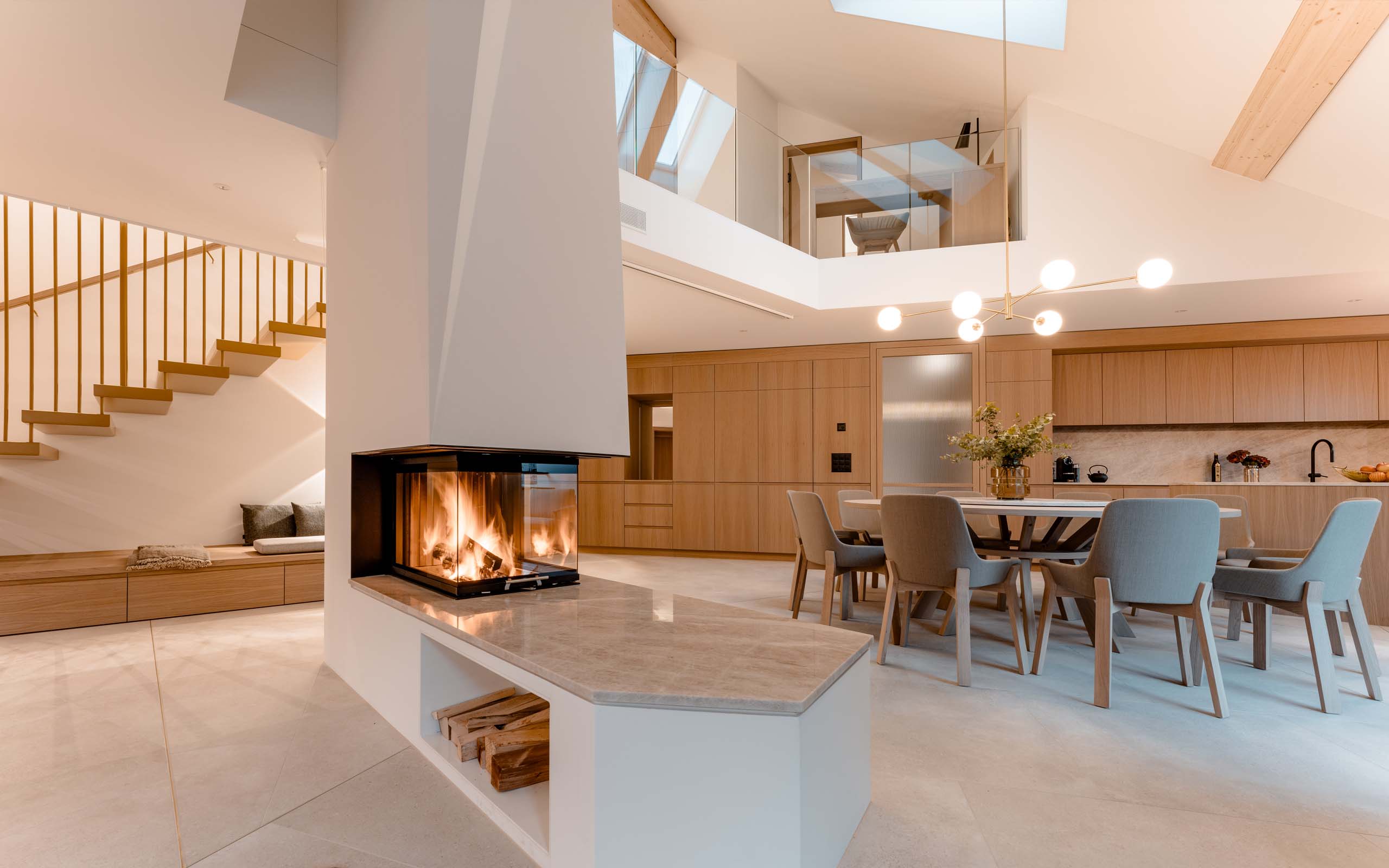 Eigentumswohnung. Ansicht Essbereich mit Kamin. ASA Andermatt Swiss Alps - MACH Architektur.