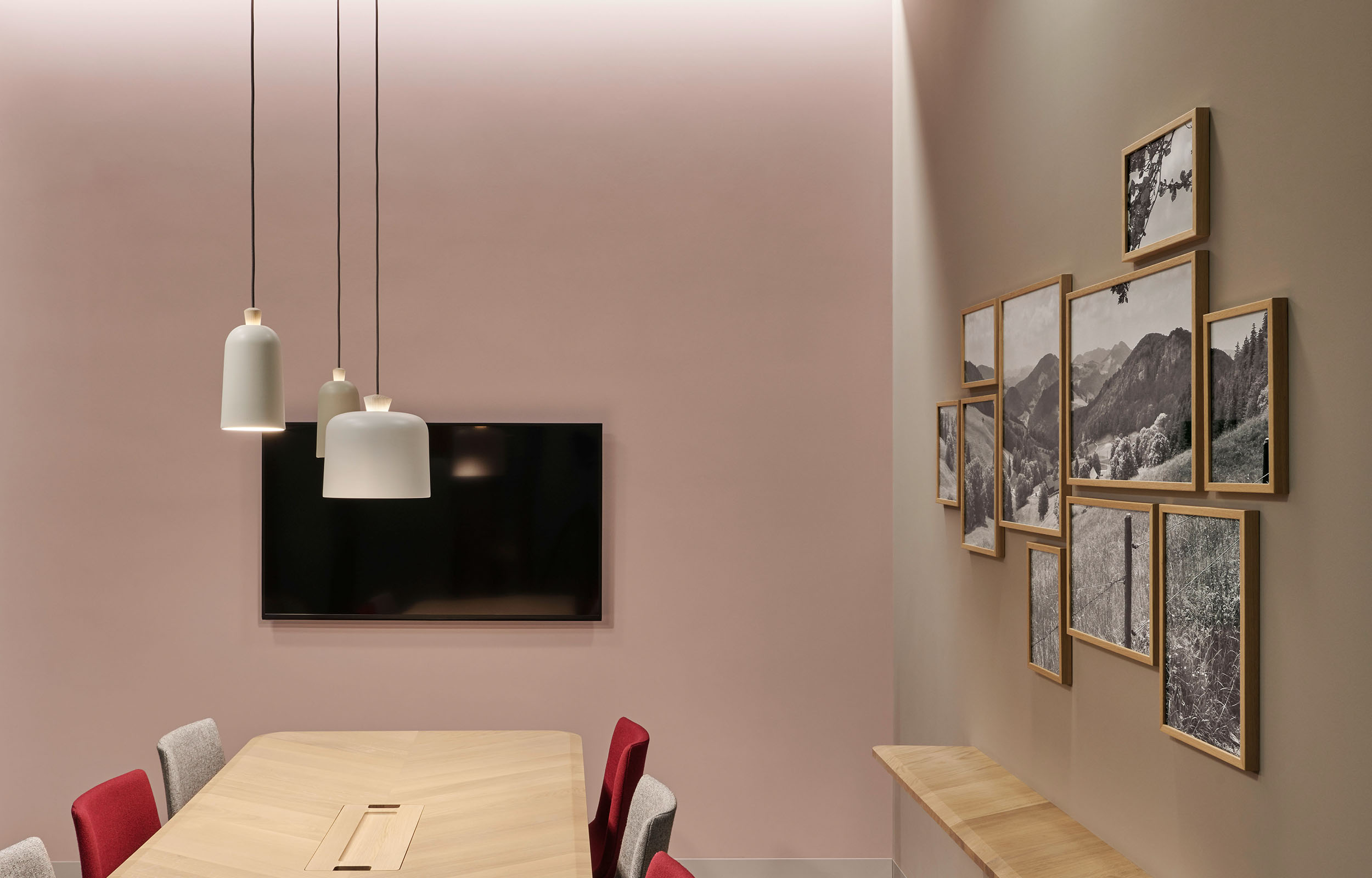 Banken & Finanzen. Bankfiliale. Meetingraum. Basellandschaftliche Kantonalbank Liestal - MACH Architektur.