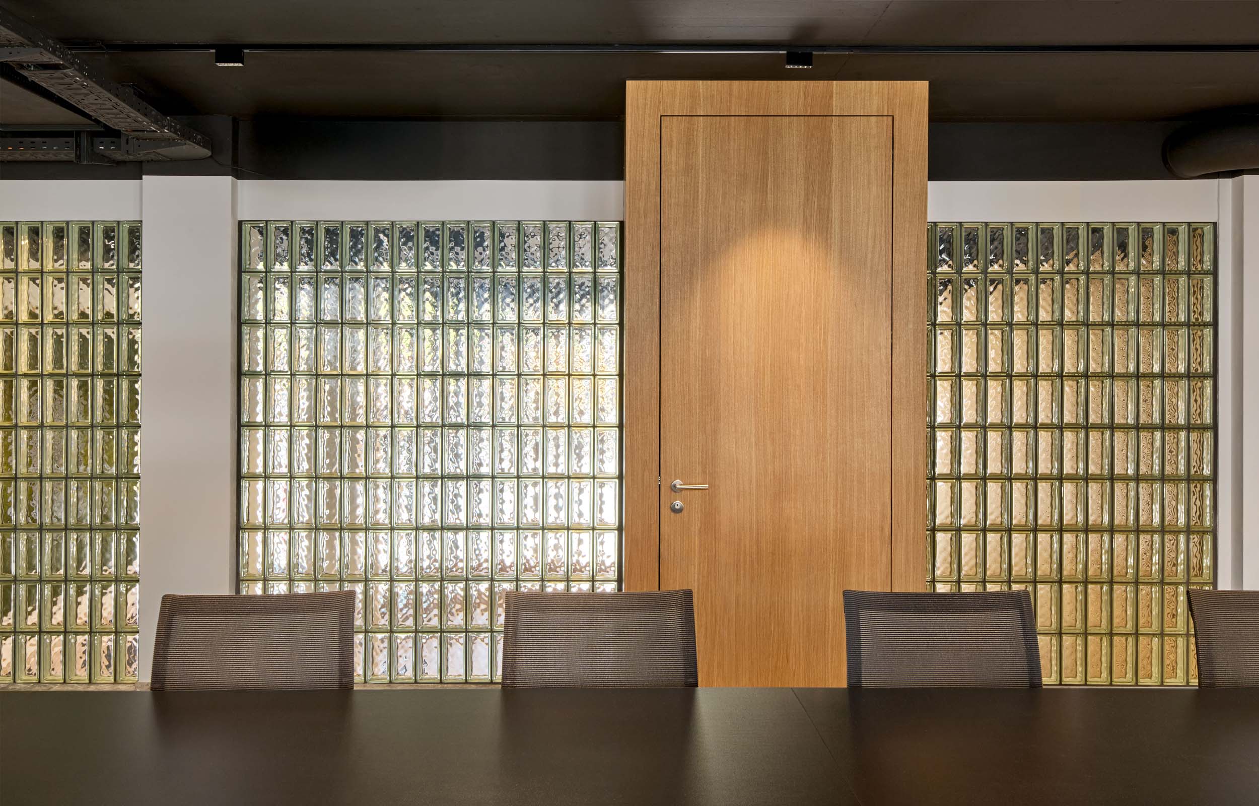 Workspaces. Home of Mobility. Ticket Office, Meeting room. BLT Baselland Transport AG - MACH Architektur.